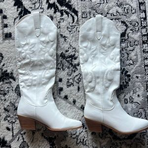 White cowboy boots size 8 women’s
